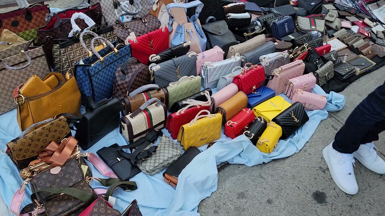 NYC Views of Street vendors selling imitation designers 🎒 bags around ...