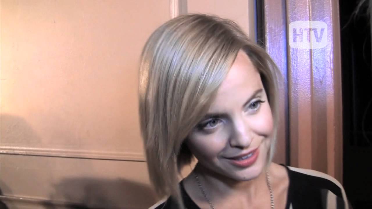 Mena Suvari Looking Hot On The Fashion Week Red Carpet. - YouTube