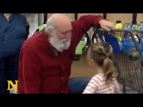 Little girl mistakes old man for Santa Claus and he adorably plays along ❤️