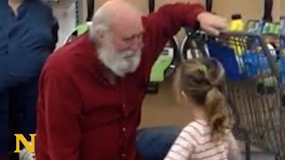 Little Girl Mistakes Old Man For Santa Claus And He Adorably Plays Along