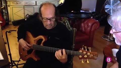 Paco de Lucía playing bass guitar (precious video)