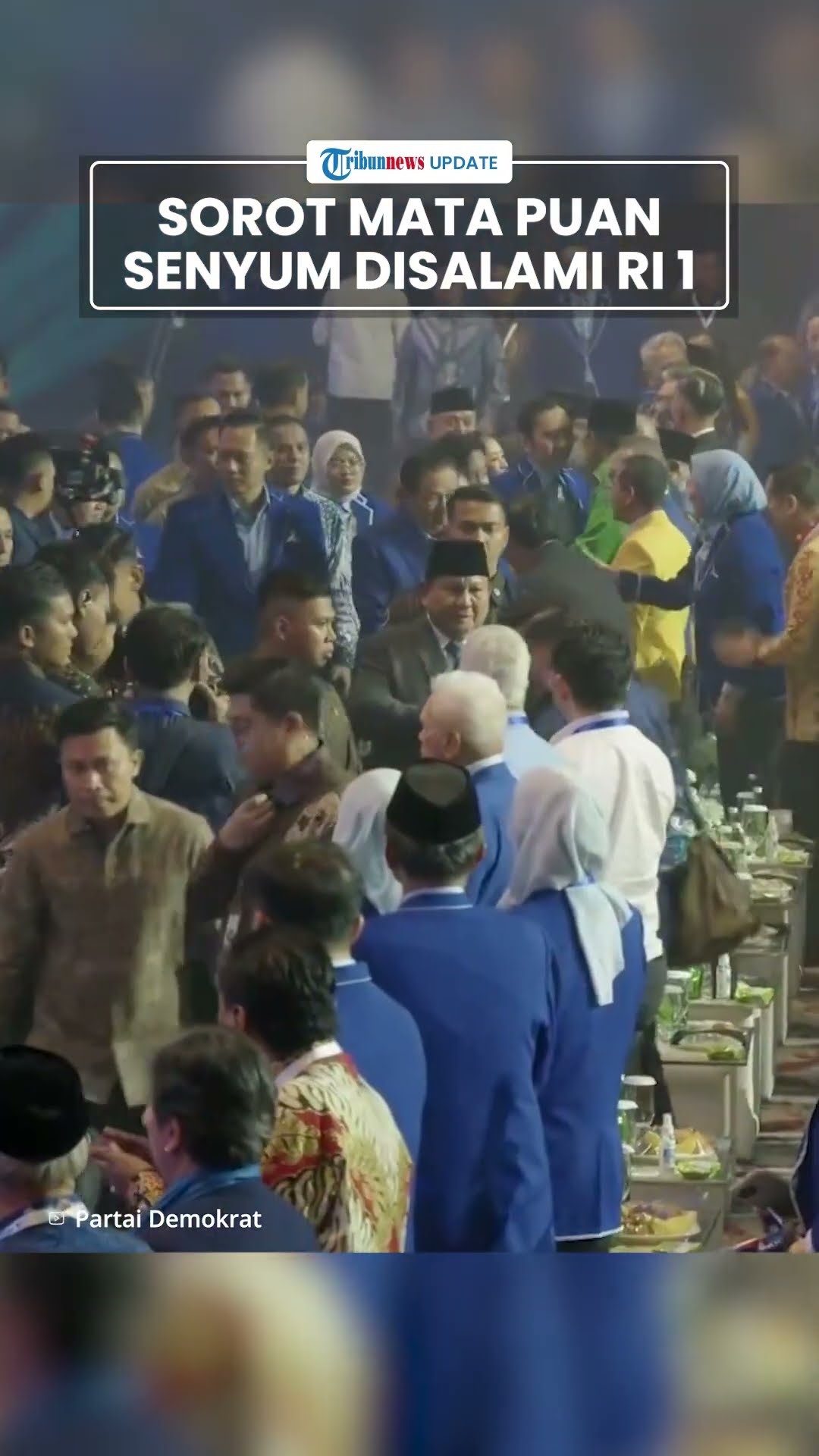Senyum Puan Disalami Prabowo di Kongres Demokrat, Fokus Tatap Presiden Meski Sudah Jalan Menjauh
