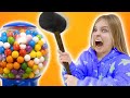 Amelia and Avelina get sweets and a giant gumball machine - Funny stories for kids