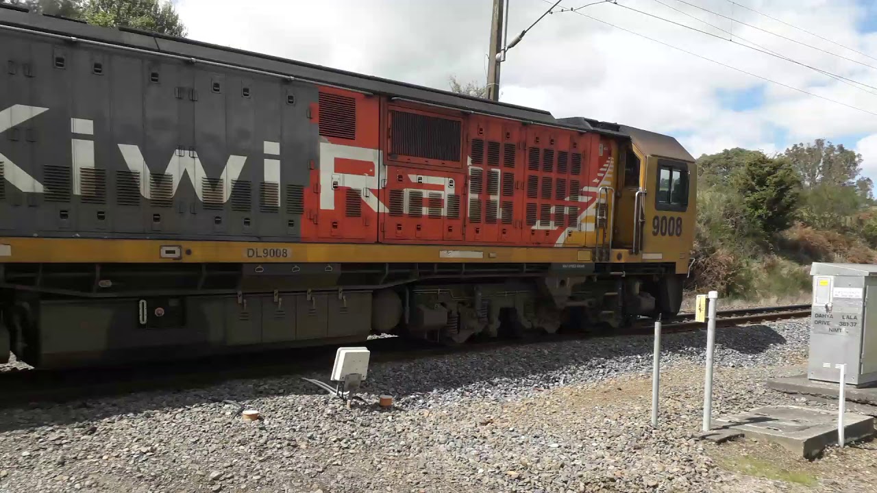 DL's 9008 And 9279 Hauling Train 225 Through Kakahi On 5/10/19