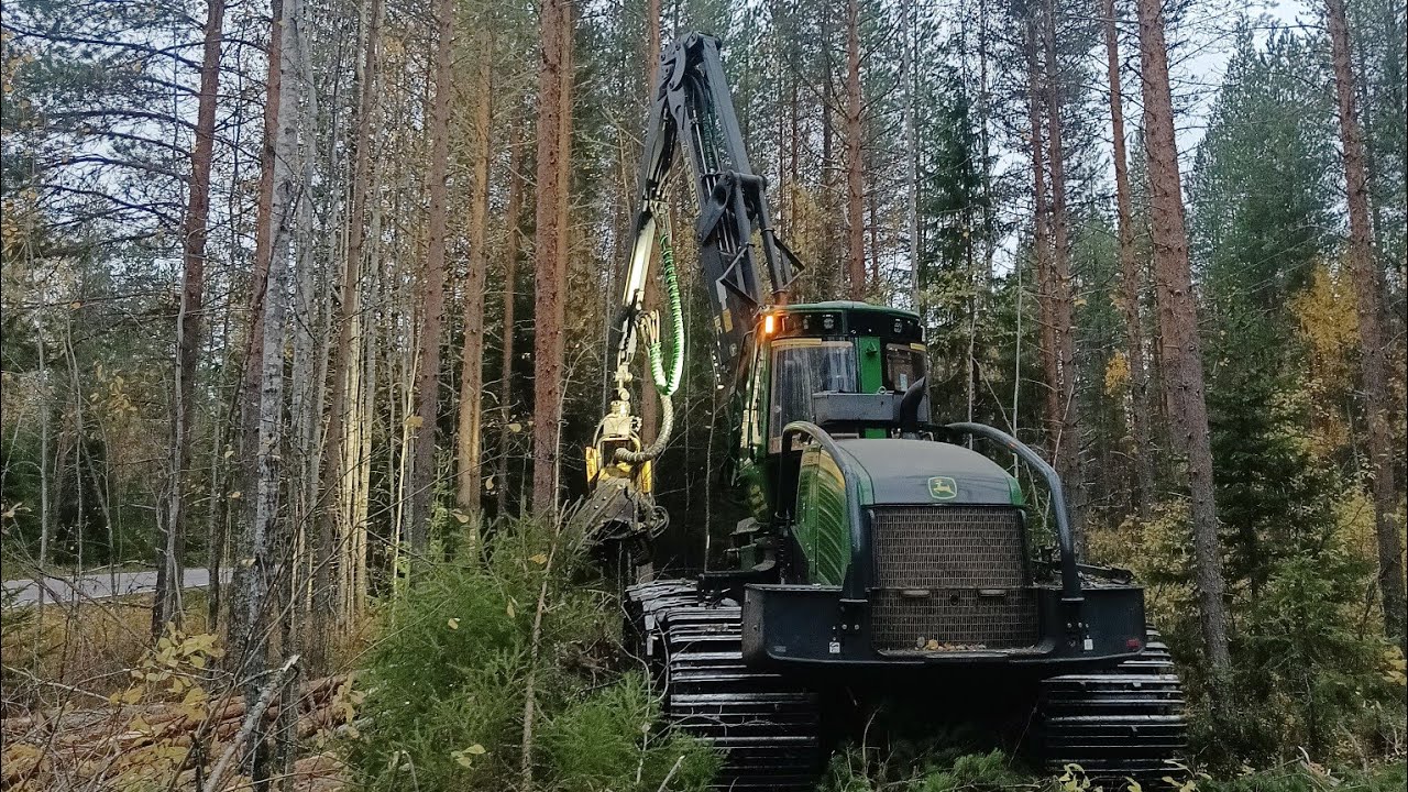 Vaarallinen hakkuu sähkölinjan ja  maantien  välissä John Deere 1170G IBC H423 
