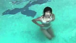 グラビアアイドルの胸からポロリ