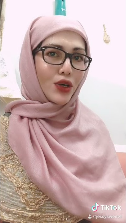 4 Darah duduk di tepi sungai