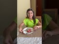 Finalmente provei o delicioso morango do amor! Vejam no vídeo o que achei desta sobremesa…