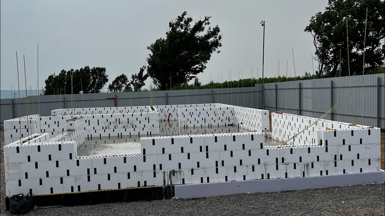 Начало возведения стен по технологии изодом.