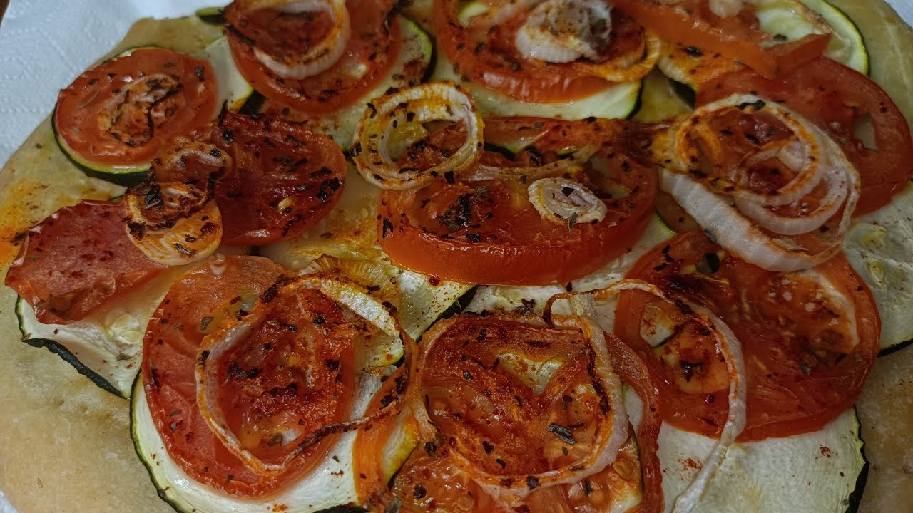 Coca de calabacín y tomate con pimentón!!!!!!😋😍😋😋😋😋😋😋😋🤪🤪 Deliciosa!!!!!
