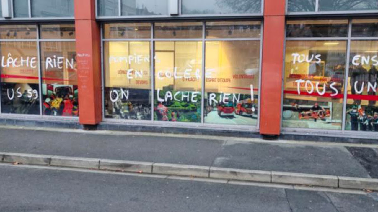 À Lille, plusieurs centaines de pompiers défient les forces de l'ordre pour plus de moyens