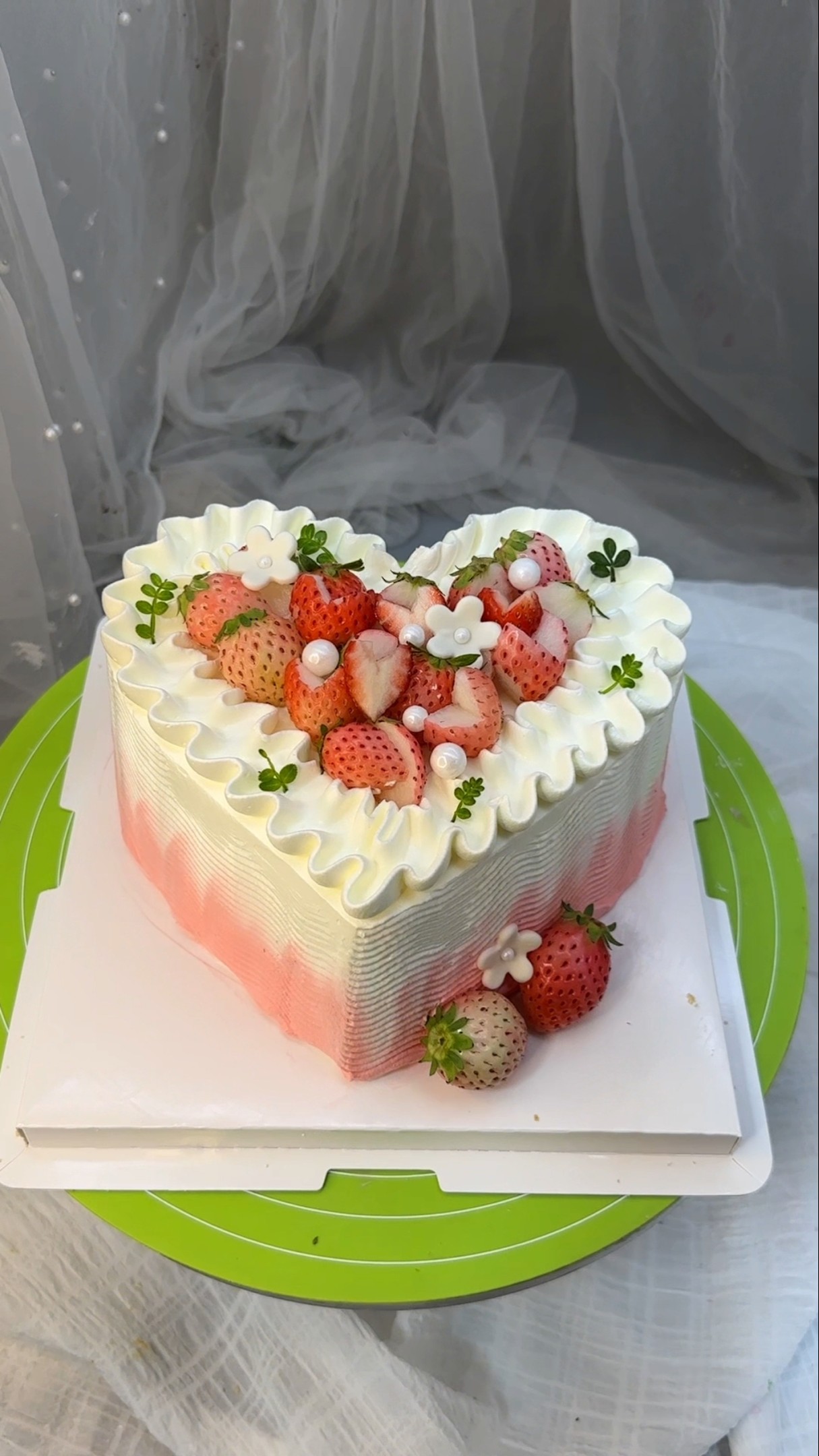 Production process Technical training Hand-in-hand teaching Internet celebrity cake Simple love