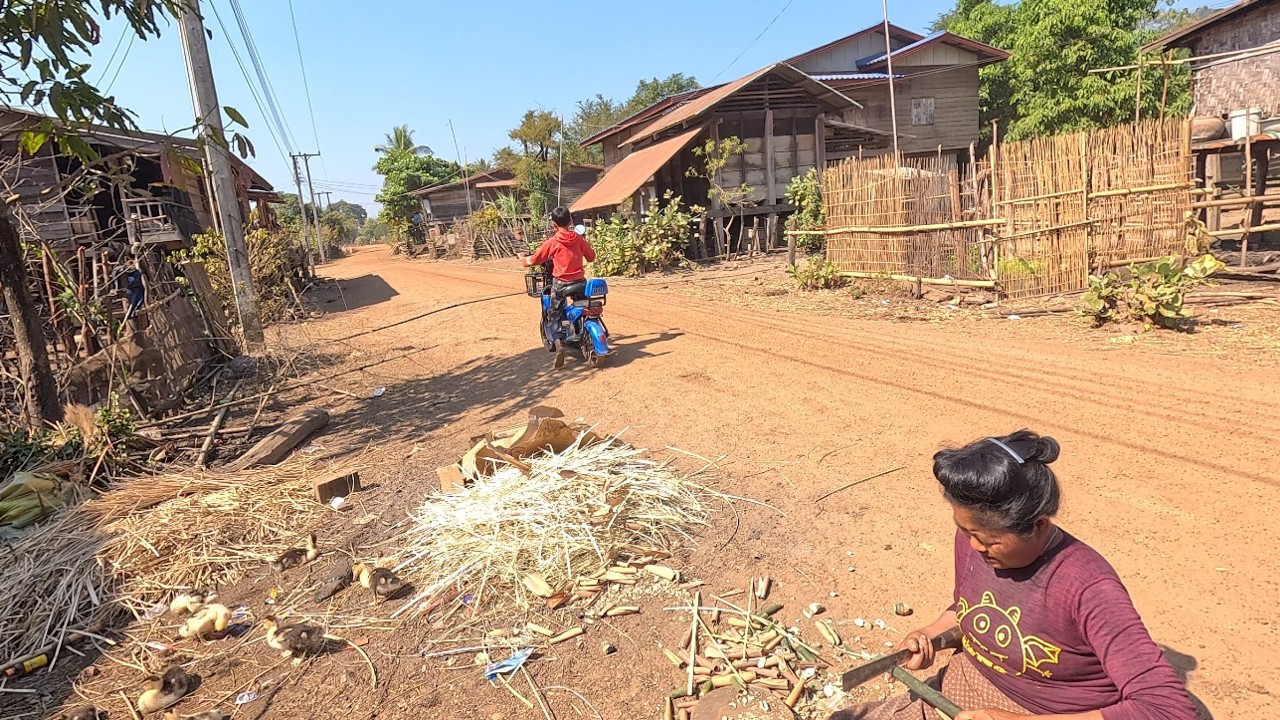 เที่ยวลาว ชมหมู่บ้านชนบทในลาว หมู่บ้านสานกระติ๊บข้าว บ้านส้างพอก เมืองมะหาไซ แขวงคำม่วน สปป.ลาว
