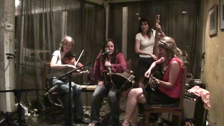Bonsoir Catin playing "Alberta" at Cafe Des Amis 5...