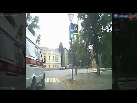 Donday. видео момента столкновения скорой и ВАЗ-2114 на проспекте Ермака в Новочеркасске