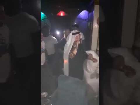     شابة وردة