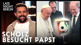 Olaf Scholz schenkt dem Papst einen Fußball | Late Night Berlin