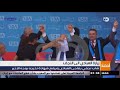 شاب نجفي يفاجئ العبادي ويرفع شهادة تخرجه بوجه الاخير
