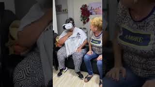 la abuela Las Gafas De realidad Virtual ¿Que estará V1END0 ? 😱😱🤣🤣🤣