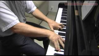 Video thumbnail of "Pianista solitário mostra sua arte"