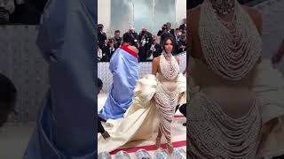 Celebrity #KimKardashian stepped out at the 2023 #MetGala dripping in pearls ✨ Wealth