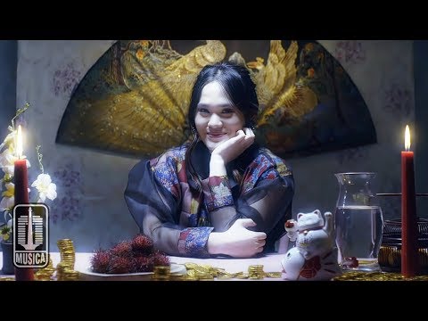 Sheryl Sheinafia - Setia (Official Music Video)