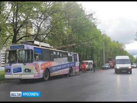 Фонарный столб упал на троллейбус в Ярославле Фонарный столб упал на троллейбус в Ярославле