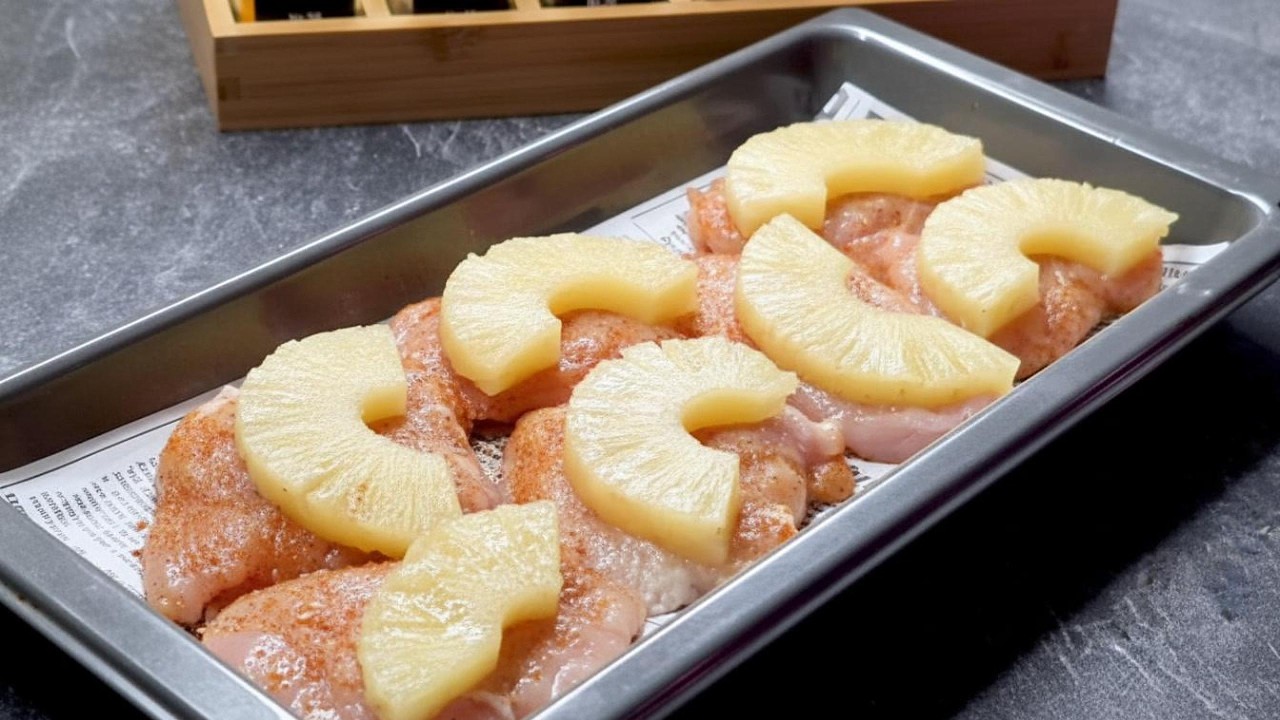 Сочное куриное филе с ананасом и расплавленным сыром – самый вкусный рецепт в духовке