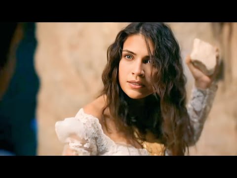 دكتور مشهور بيتغير حياته بعد وفاه ابوه بينزل القريه وبيجبروا يتجوز بنت زعيم عصابة ويكون خليفه ليهم