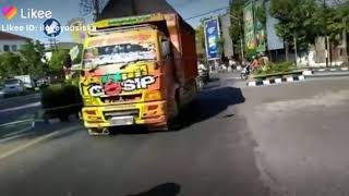 Sam Petrok Duet Oleng Dengan Truk Cabe Lainnya Oleng Parah