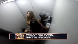 فتاة تقرر خلع ملابسها في المصعد (+18)
