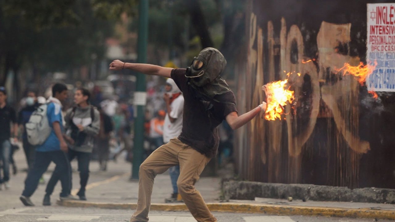 Венесуэла 2017 год. Радикал бросает коктейль Молотова. Протест коктейль Молотова. Майдан кидает коктейль Молотова.