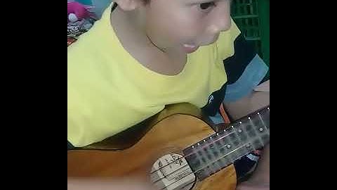 viral anak kecil jago main ukulele nyanyi kau mengajarkan ku mengenal cinta