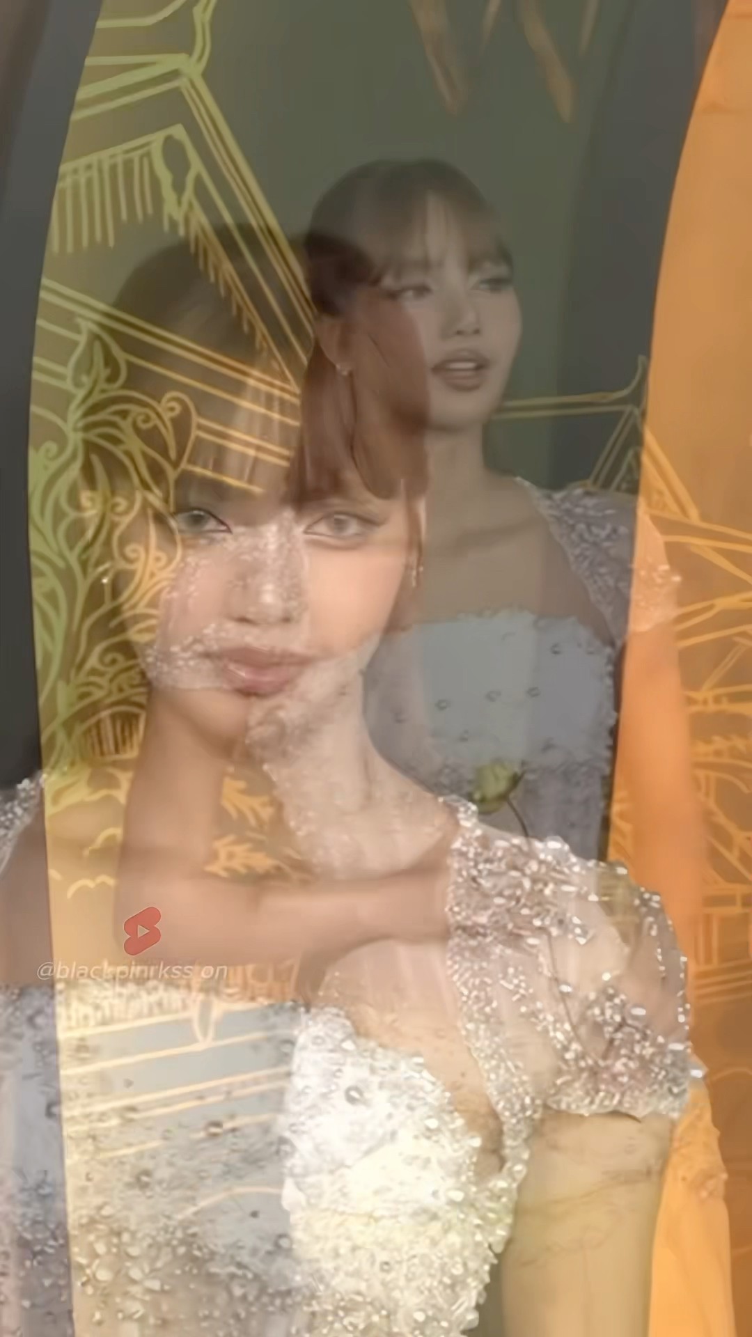 It seems that Lisa always attracts everyone's eyes!! ?? #blackpink #lisa