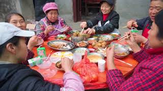 งานเลี้ยงชนบทขนาดใหญ่ ทั้งหมู่บ้านฉลองตรุษจีน