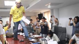 航空城會議 反對者跳上桌遭警架離 by 新頭殼newtalk