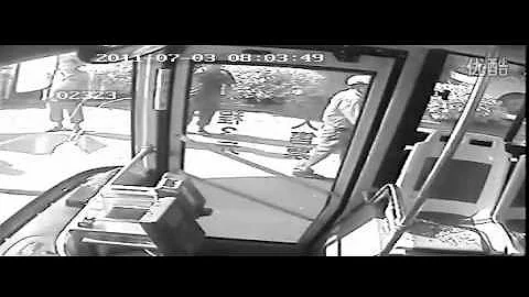广东揭阳砸车打司机  公交车全面停运罢工抗议 - 天天要闻