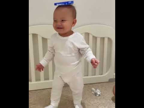 Con gà gáy le té le sáng rồi ai ơii😂