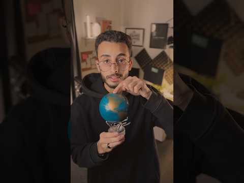 كورة ارضية غريبة بتلف لوحدها