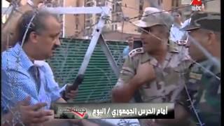 صفوت حجازي ود. محمد بلتاجي ويتحدثون مع قيادات في القوات المسلحة