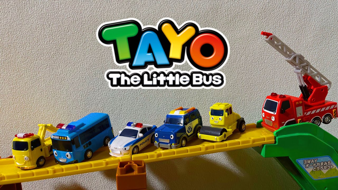 Bus tayo toto polisi mini berlomba menuruni lereng Tomica menaiki jalur eskalator melaju cepat