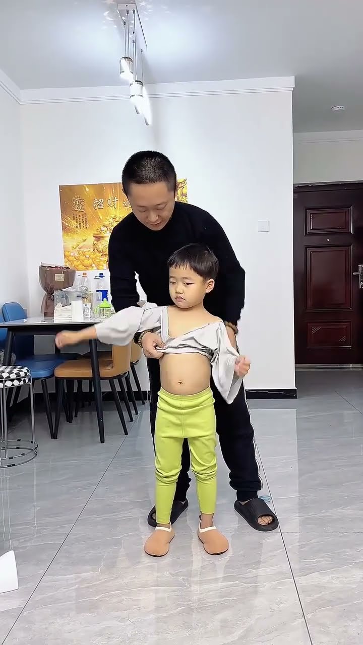 儿子的上衣洗了还没干，还是爸爸有办法#Cute baby#Cute#呆萌小米宝#聪明宝宝#萌娃