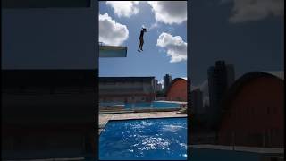 Pulando Do Alto Na Piscina