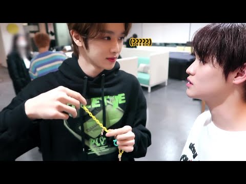 [NCT(엔시티)] 지성이가 만든 마스크줄을 천러에게 받아가는 성찬이