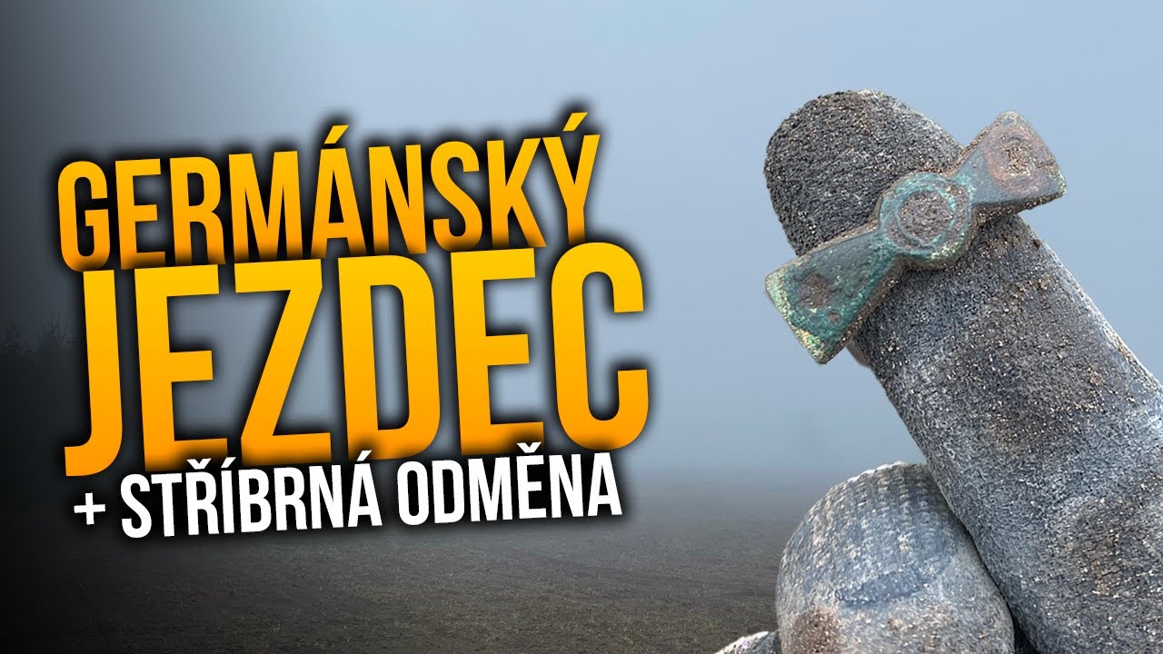 Artefakt germánského jezdce a stříbrná odměna na písku s detektorem