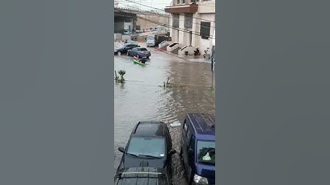 يُمارس التجديف في شوارع بيروت