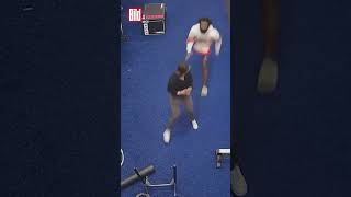 Fitness-Trainerin nimmt Angreifer in den Schwitzkasten #shorts