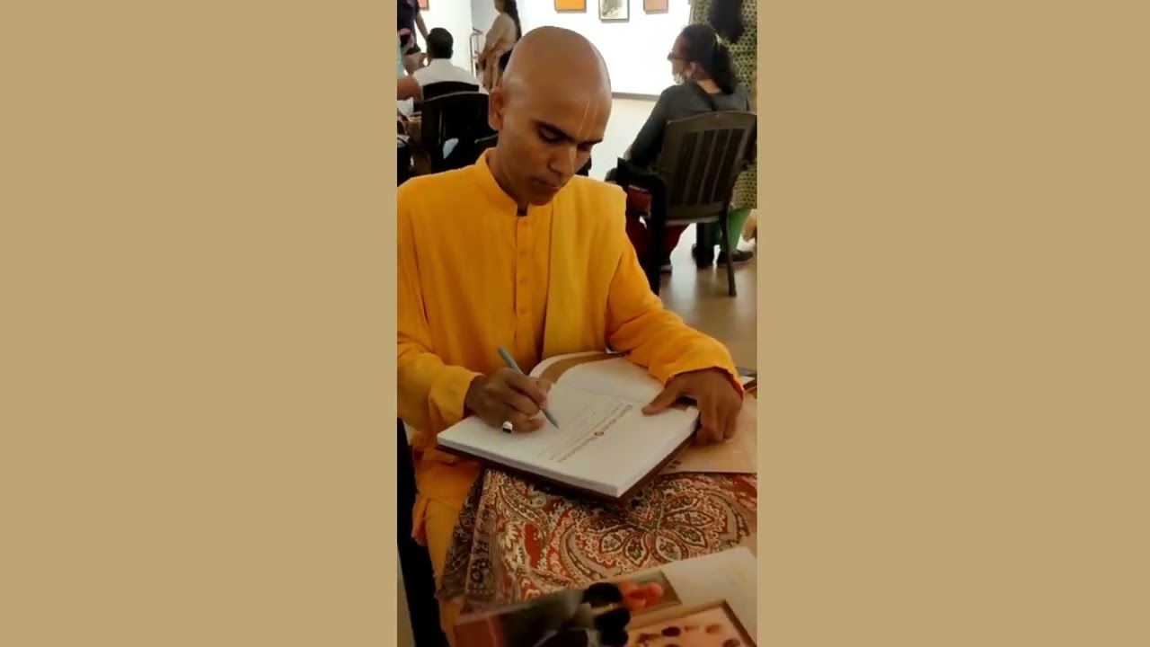 Bhima Prabhu and others during the Jehangir art gallery Mumbai exhibition