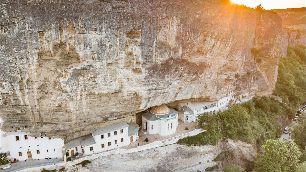 Бахчисарайская церковь. Свято-Успенский пещерный монастырь Крым. Успенский монастырь Бахчисарай. Бахчисарай пещерный монастырь. Успенский пещерный монастырь в Крыму.