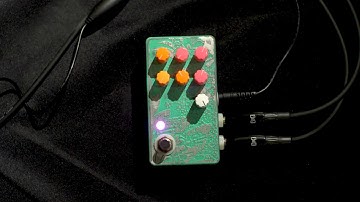 Frayed Knot Electronics Bella-Donna - 1st video at the BK Stompbox Exhibit